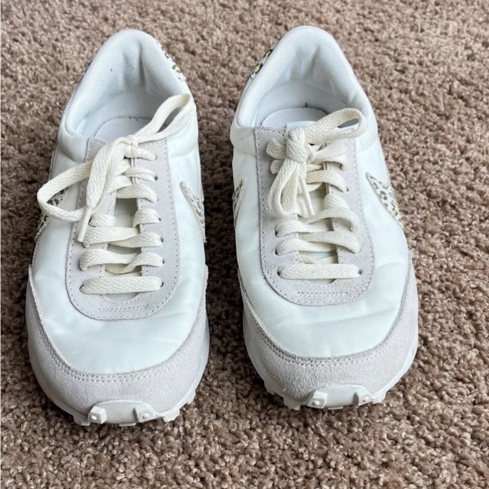 Nike Women's White and Gray Sneakers with Patterned Swoosh